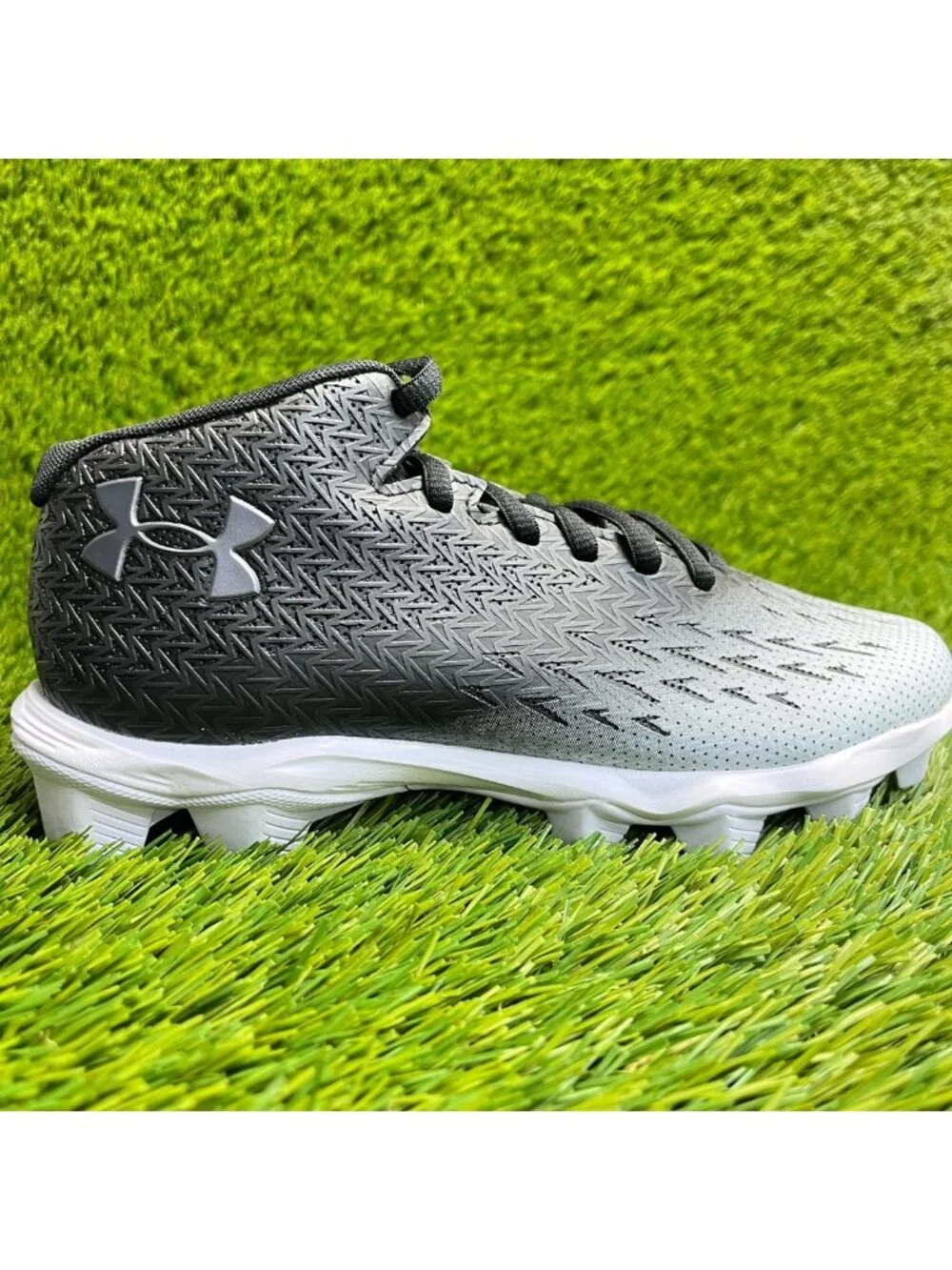 Under Armour Spotlight Franchise 4 RM Boys Size 4Y Black White Football Cleats